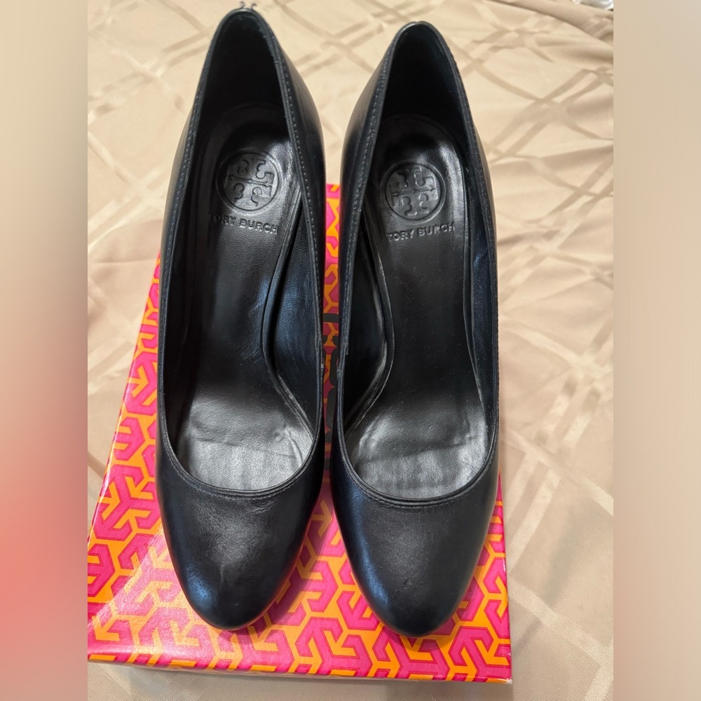 Tory Burch leather closed pumps women’s size 8 1/2